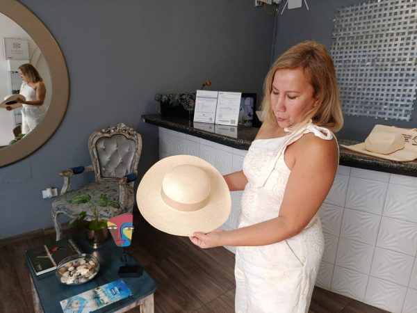 Un grupo de mujeres vinculadas al sector turístico, busca que el sombrero de paja toquilla transforme los viernes en Manta.