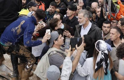 los-reyes-de-espana-acompanados-del-presidente-pedro-sanchez-llegaron-a-valencia-afectada-gravemente-por-las-inundaciones