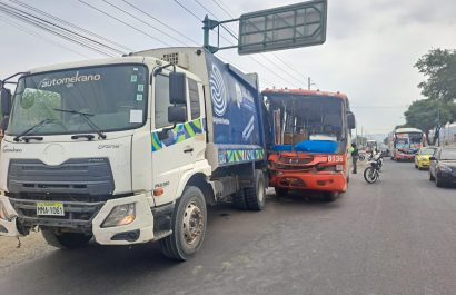 luego-de-catorce-dias-otro-vehiculo-recolector-de-basura-de-portoviejo-se-ve-involucrado-en-un-accidente-de-transito