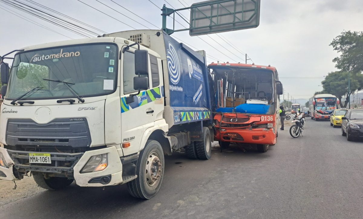 luego-de-catorce-dias-otro-vehiculo-recolector-de-basura-de-portoviejo-se-ve-involucrado-en-un-accidente-de-transito