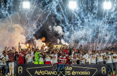 luis-segovia-celebra-titulo-del-alagoano-con-regatas-tras-lesion