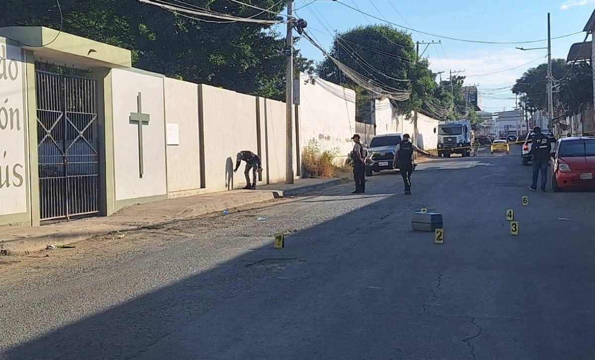 Un aparente tiroteo entre dos vehículos dejó cinco personas heridas frente al cementerio de Marbella, en Manta.