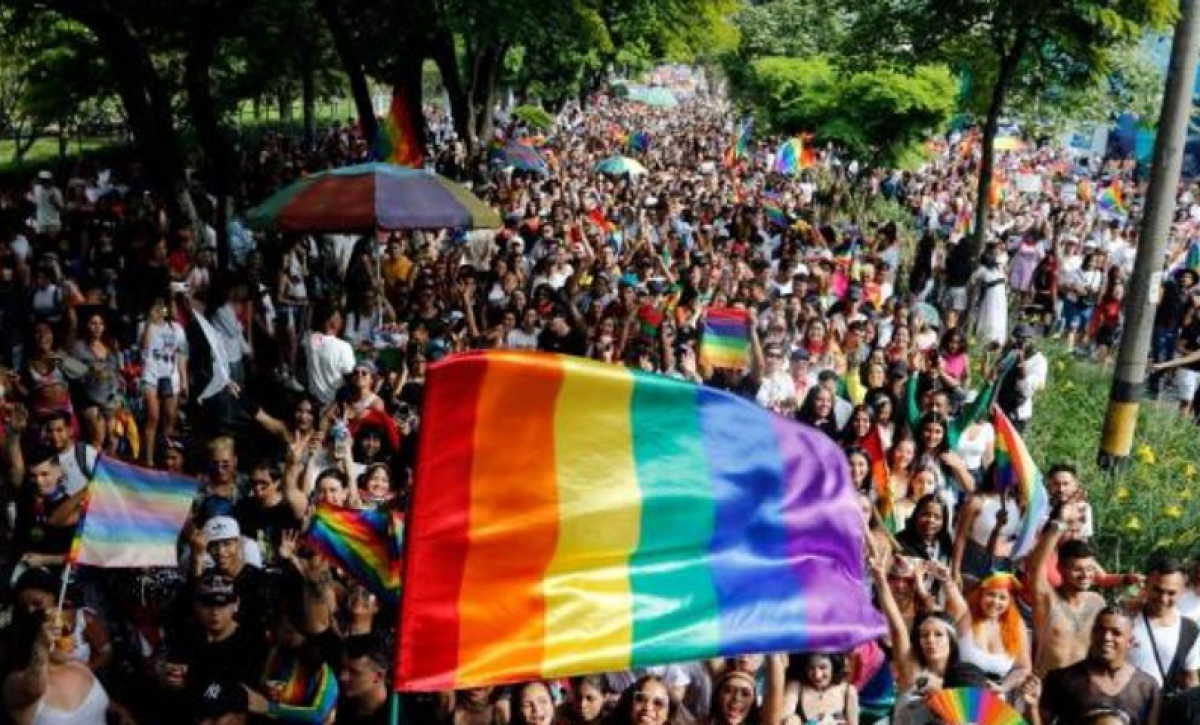 Policía turca reprime manifestación del Orgullo en Estambul; oposición denuncia detenciones