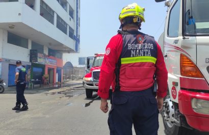 miembros-del-cuerpo-de-bomberos-de-manta-rescataron-a-dos-menores-de-edad-luego-de-controlar-un-incendio