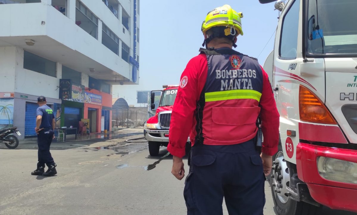 miembros-del-cuerpo-de-bomberos-de-manta-rescataron-a-dos-menores-de-edad-luego-de-controlar-un-incendio