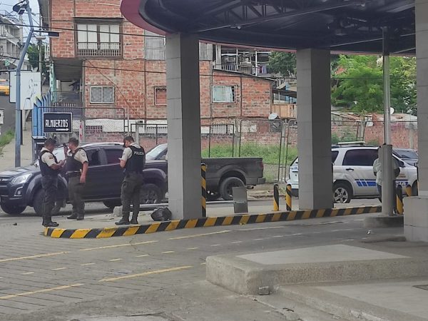 miembros-del-cuerpo-de-bomberos-llegaron-al-lugar-de-los-hechos-para-atender-al-afectado-quien-recibio-golpes-en-la-cabeza-de-uno-de-tres-delincuentes