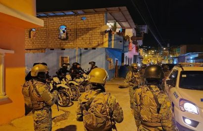 Un tiroteo entre embarcaciones en altamar, frente a las costas de Manta, dejó al menos un herido. (captura)