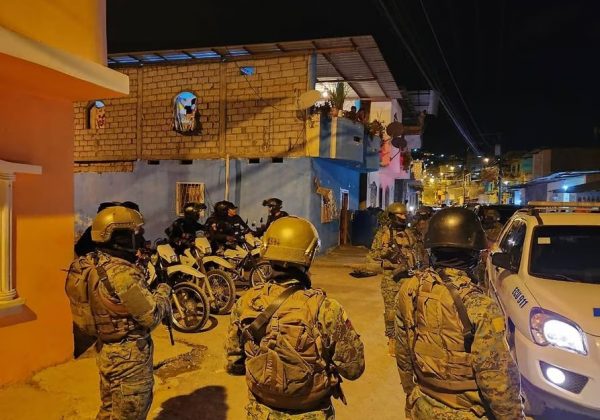 Un tiroteo entre embarcaciones en altamar, frente a las costas de Manta, dejó al menos un herido. (captura)