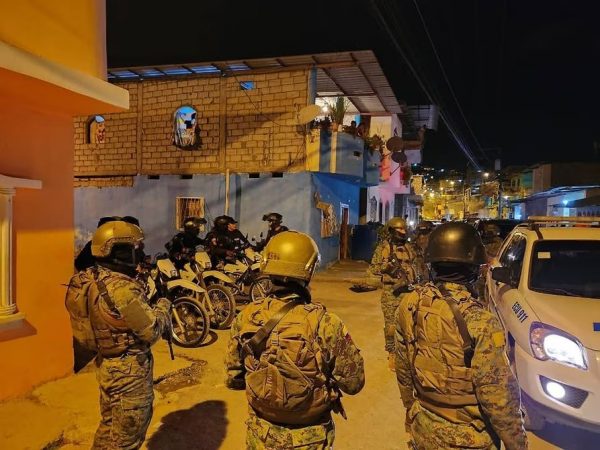 Un tiroteo entre embarcaciones en altamar, frente a las costas de Manta, dejó al menos un herido. (captura)