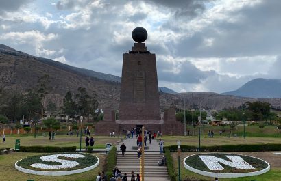 El Monumento a la Mitad del Mundo conmemora la Misión Geodésica Franco-Española (1736-1744), que midió la línea ecuatorial en Ecuador para confirmar que la Tierra es achatada en los polos, marcando un hito científico.