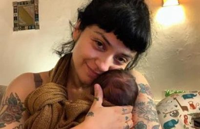 mon-laferte-soy-la-mas-feliz-del-planeta-soy-mama-e1645575773279