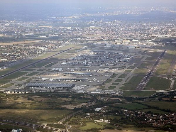 mundo-aeropuerto-de-londres-reanuda-poco-a-poco-su-actividad-tras-incendio