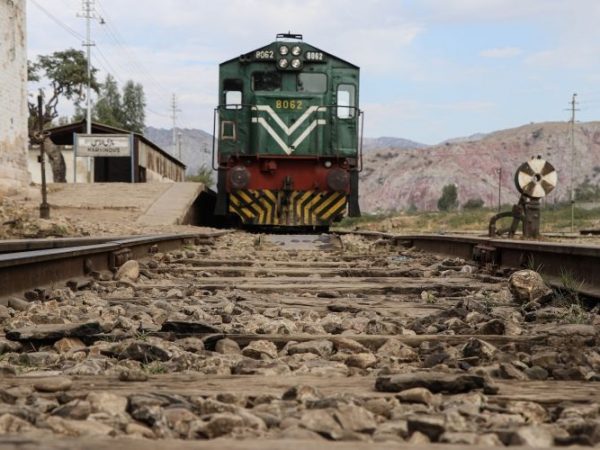 mundo-mueren-33-insurgentes-y-28-militares-tras-secuestro-de-tren-en-pakistan