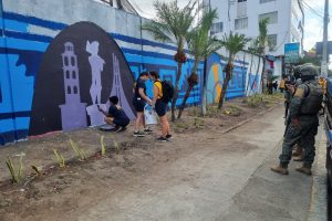 Marinos de EE. UU. pintan murales en Manta.