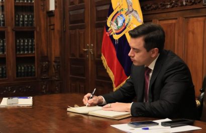noboa-firmo-decreto-para-mantener-el-iva-al-15-en-el-2025