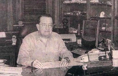 El notario Cabrera movió alrededor de 800 millones de dólares y operó por lo menos durante una década antes de su muerte, ocurrida el 26 de octubre de 2005, tras una noche de excesos en un hotel de lujo, en Quito.