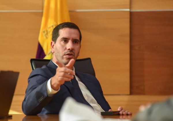 El ministro de Obras Públicas, Roberto Luque.