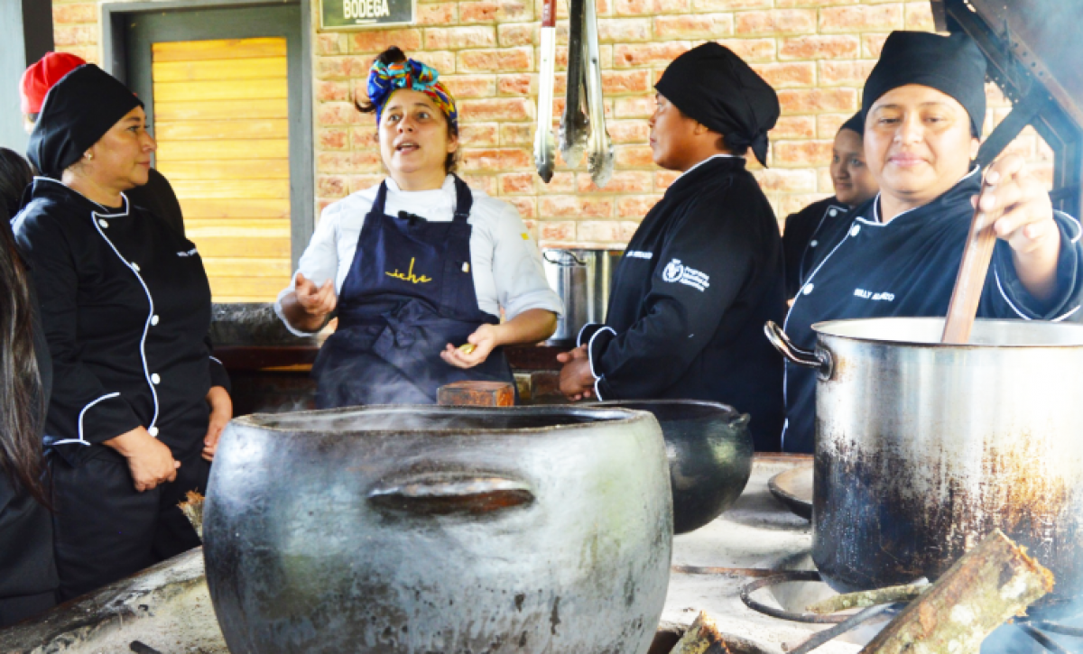 Los padres de familia son capacitados por chef de la escuela gastronómica Iche.