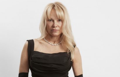 pamela-anderson-no-se-duerme-en-los-laures-protagonizara-la-pelicula-‘place-to-be-e1742432989529
