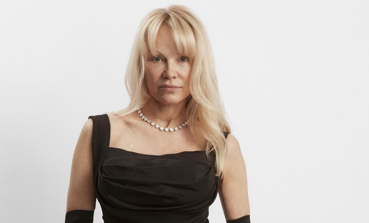 pamela-anderson-no-se-duerme-en-los-laures-protagonizara-la-pelicula-‘place-to-be-e1742432989529