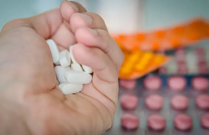¿Usas ibuprofeno y paracetamol? Podrían estar debilitando los antibióticos, según la ciencia