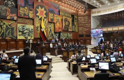 pareja-de-presuntos-ladrones-fue-golpeada-dentro-de-un-bus