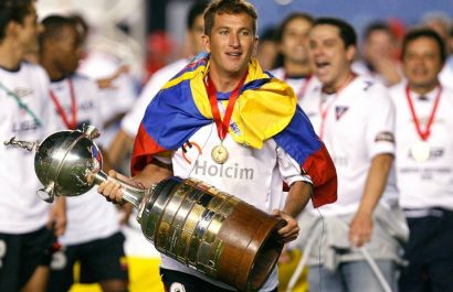 Patricio Urrutia, con el trofeo de la Copa Libertadores que ganó con Liga de Quito.