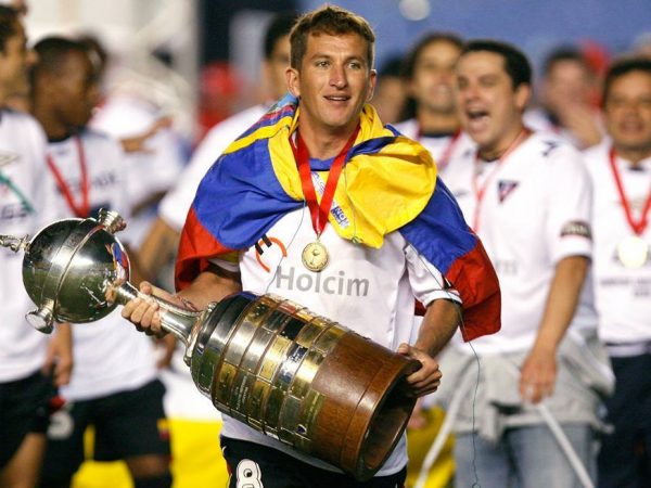 Patricio Urrutia, con el trofeo de la Copa Libertadores que ganó con Liga de Quito.