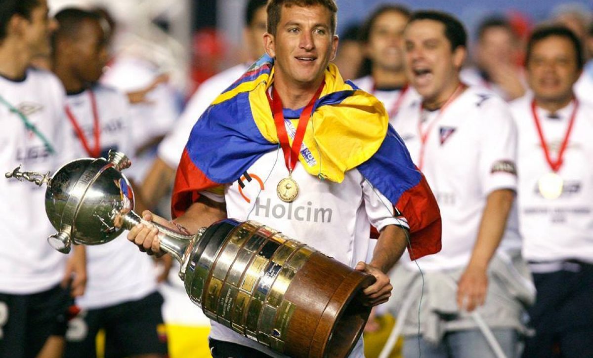 Patricio Urrutia, con el trofeo de la Copa Libertadores que ganó con Liga de Quito.