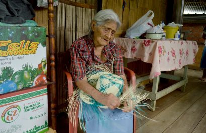 pilarcita-veliz-saltos-es-incombustible-a-sus-103-anos-aun-realiza-la-labor-de-tejer-sombreros-ella-reside-en-la-capital-de-los-manabitas