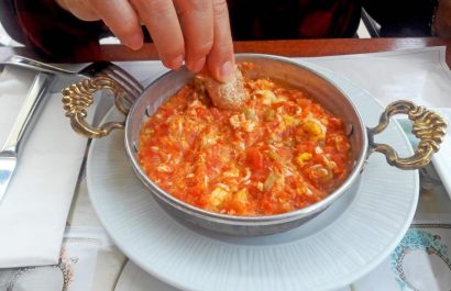 Así se prepara el menemen turco: el desayuno que conquista paladares en todo el mundo