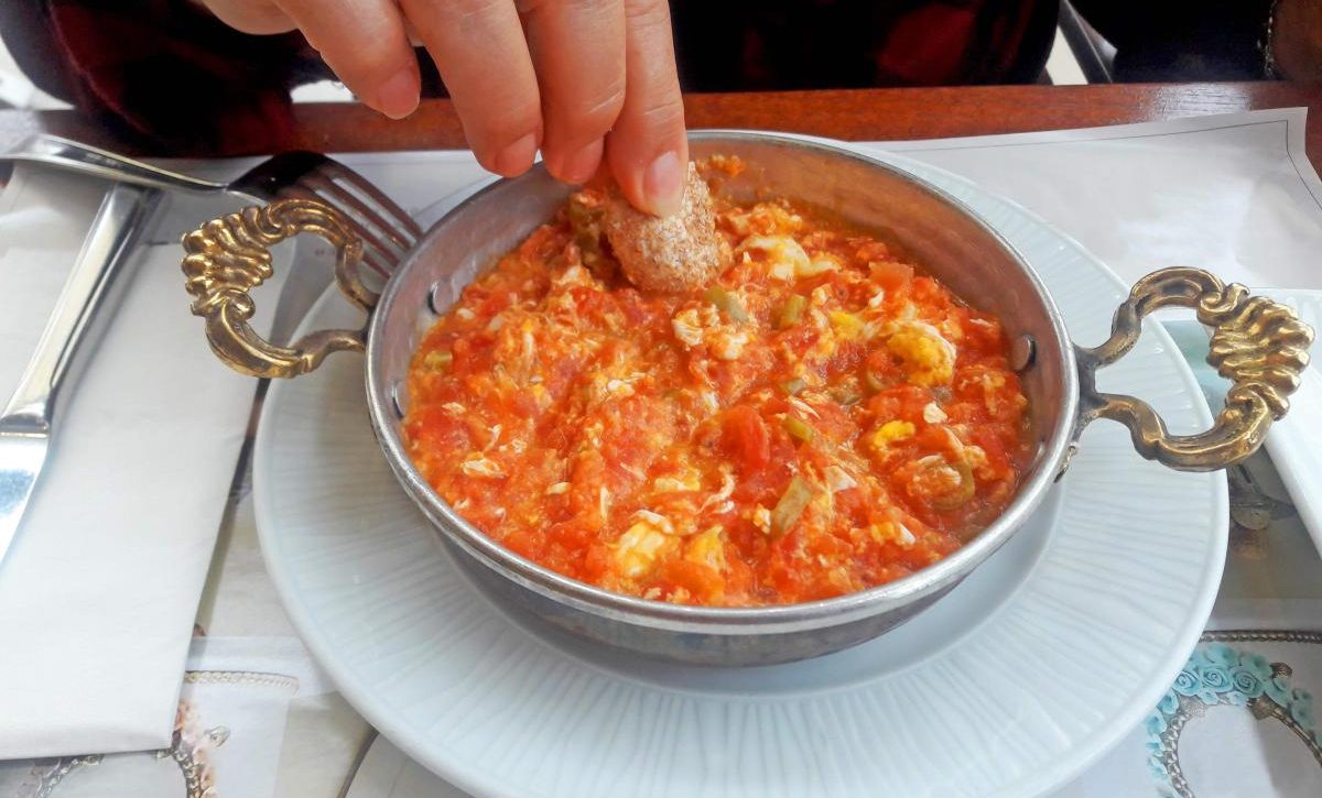 Así se prepara el menemen turco: el desayuno que conquista paladares en todo el mundo