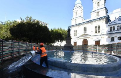Comerciantes de la Plaza San Francisco de Guayaquil no podrán seguir en los kioscos cuando se renueve la obra.