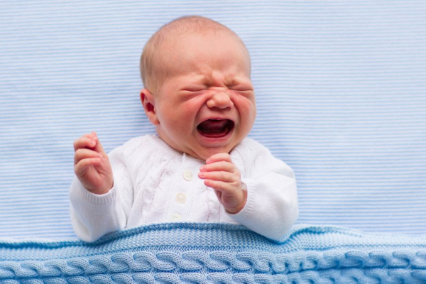 Por qué llora un bebé: factores fisiológicos y emocionales más frecuentes