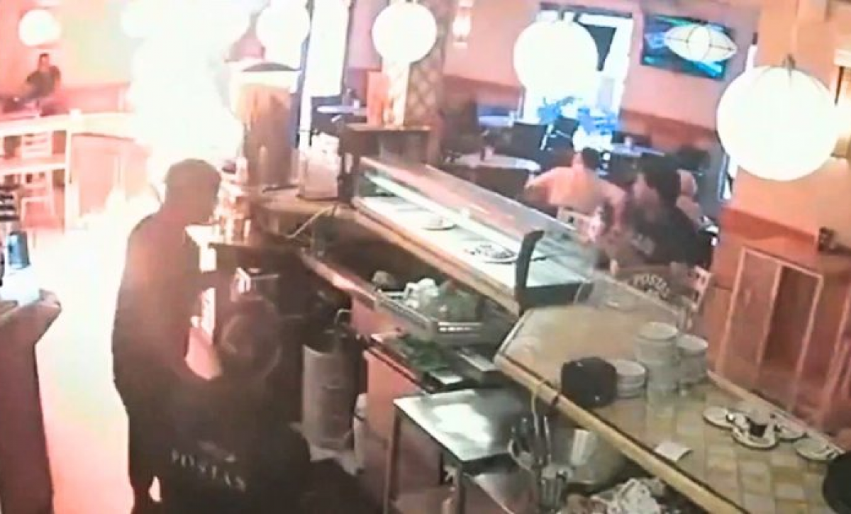 Se enfadó por no recibir mayonesa y prendió fuego al bar: así fue el insólito ataque en Sevilla