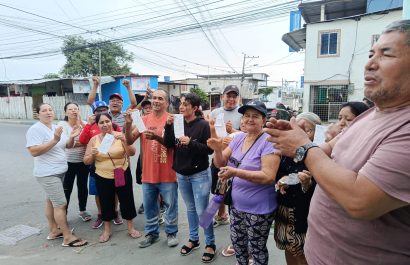 Un grupo de moradores de San Pedro protesta por la falta de agua potable, un problema que los afecta desde hace tres semanas.