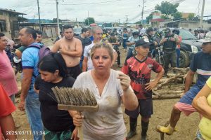 reclamo-via-portoviejo-santa-ana-sufrio-dos-bloqueos-por-moradores-tras-desbordamiento-de-quebrada1