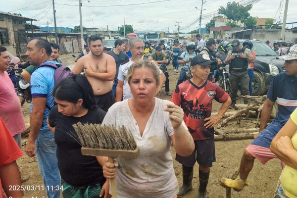 reclamo-via-portoviejo-santa-ana-sufrio-dos-bloqueos-por-moradores-tras-desbordamiento-de-quebrada1