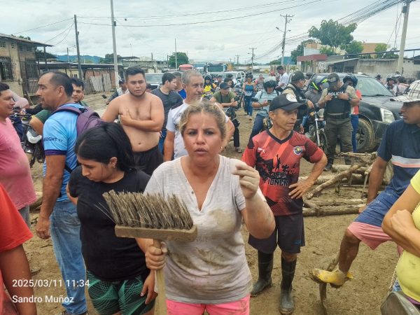 reclamo-via-portoviejo-santa-ana-sufrio-dos-bloqueos-por-moradores-tras-desbordamiento-de-quebrada1