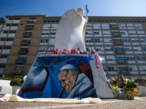 roma-el-papa-francisco-cumple-12-anos-de-pontificado-internado-pero-con-mejoria-de-salud
