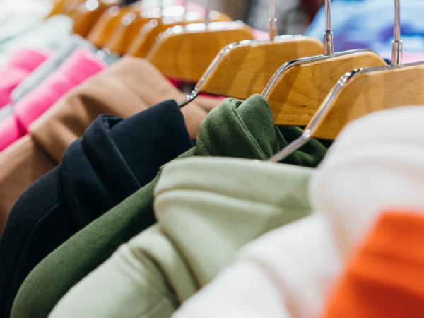 Ropa nueva, ¿limpia o peligrosa? Un doctor explica por qué deberías lavarla ya