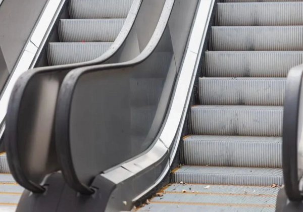 Tragedia en centro comercial: escalera eléctrica arranca el brazo a un niño de 2 años