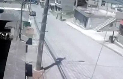 Vecinos persiguen a ladrones y prenden fuego a su moto en Calacalí, Quito