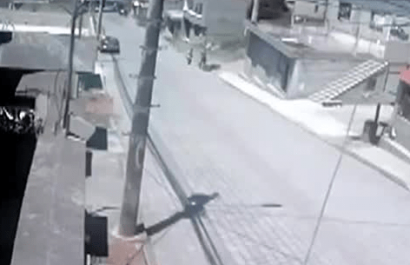 Vecinos persiguen a ladrones y prenden fuego a su moto en Calacalí, Quito
