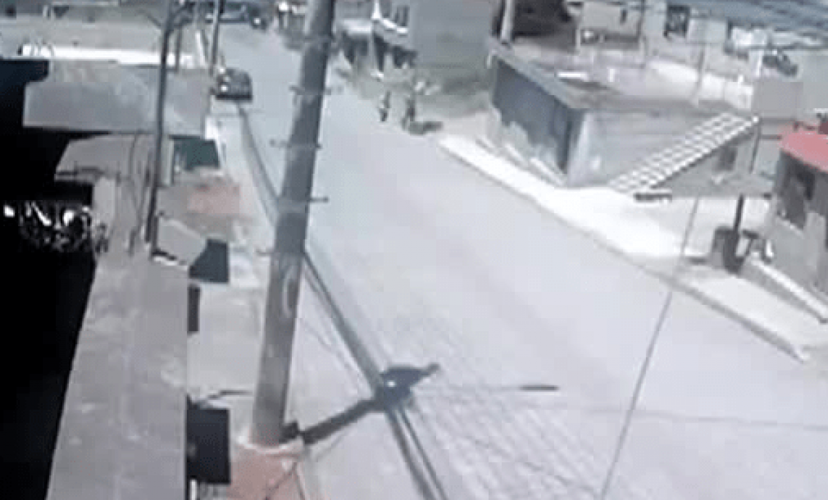Vecinos persiguen a ladrones y prenden fuego a su moto en Calacalí, Quito