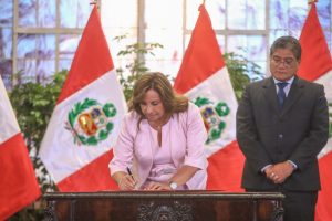 La presidenta de Perú, Dina Boluarte, promulga la ley de amnistía. FOTO: Europa Press.