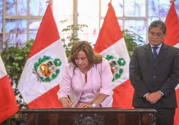 La presidenta de Perú, Dina Boluarte, promulga la ley de amnistía. FOTO: Europa Press.