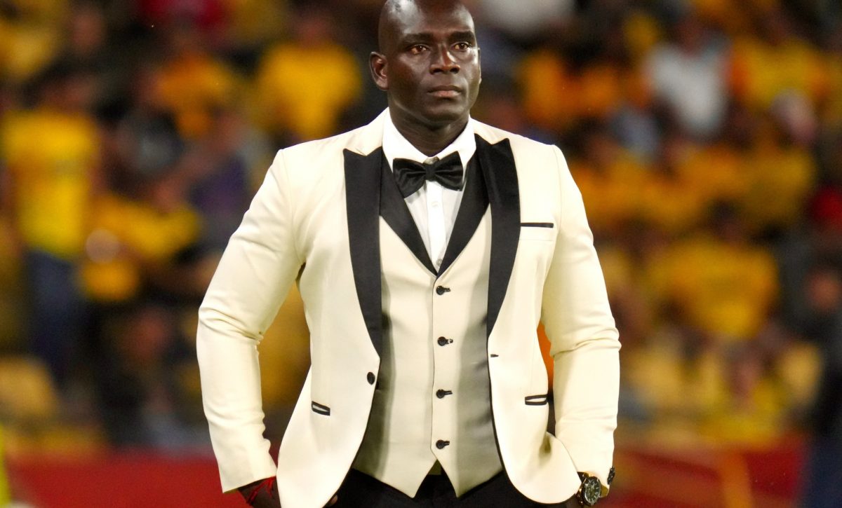 segundo-alejandro-castillo-se-lucio-con-elegante-esmoquin-en-el-partido-entre-barcelona-sc-y-corinthians