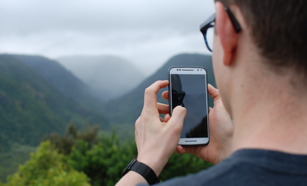 smartphone-hand-person-photography-driving-mobile-phone-1178753-pxhere-com-
