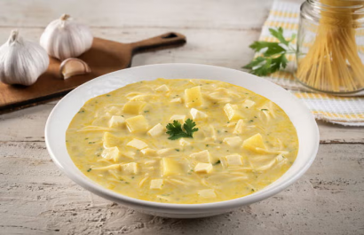 Esta es la receta de la sopa de queso que nunca falla en la mesa
